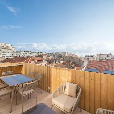 Beautiful Flat With Terrace - Carre D'or Daire *