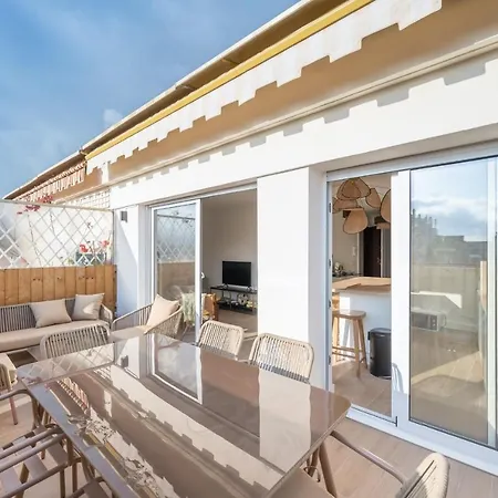 Beautiful Flat With Terrace - Carre D'or Daire *