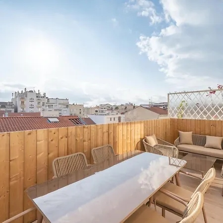 Beautiful Flat With Terrace - Carre D'or Daire